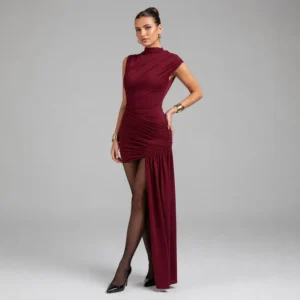 Vestido de Festa Curto Drapeado com Cauda Lateral